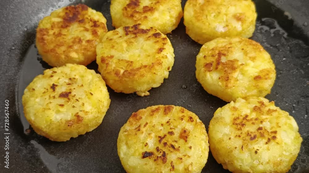 plusieurs rösti en cuisson, en gros plan, dans une poêle plusieurs rösti en cuisson, en gros plan, dans une poêle