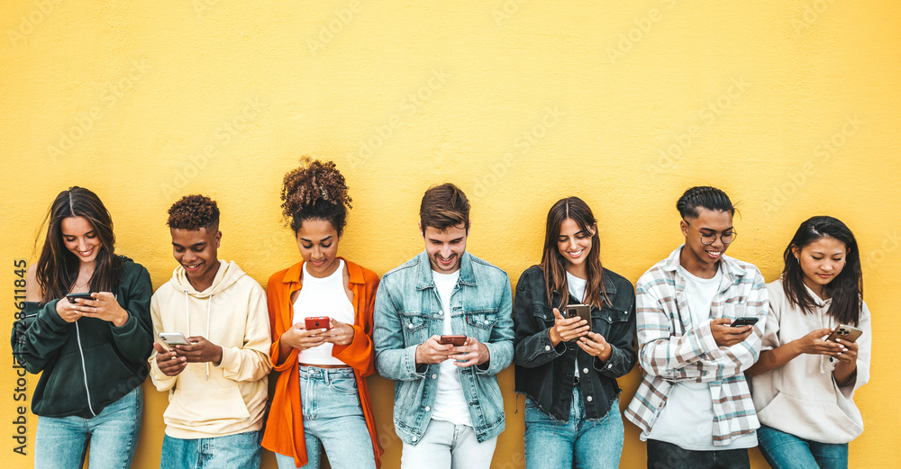 © Davide Angelini - Group of young people using smart mobile phone device outside - Teenagers addicted to social media - College students watching smartphone in university campus - Modern technology concept © Davide Angelini - Group of young people using smart mobile phone device outside - Teenagers addicted to social media - College students watching smartphone in university campus - Modern technology concept
