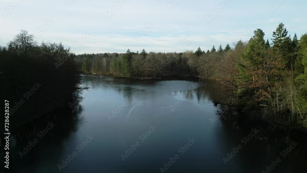 Cinematischer Bärensee - Eingefrorener See in Stuttgart, Deutschland. Cinematischer Bärensee - Eingefrorener See in Stuttgart, Deutschland.