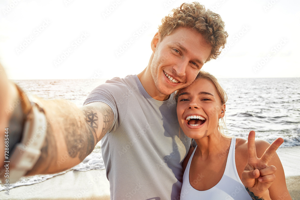 Obraz premium Young couple doing sports outdoors