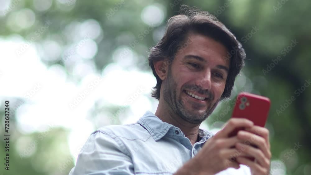 View of a young man with smartphone at daytime in a green park in the city.
High quality video View of a young man with smartphone at daytime in a green park in the city.
High quality video