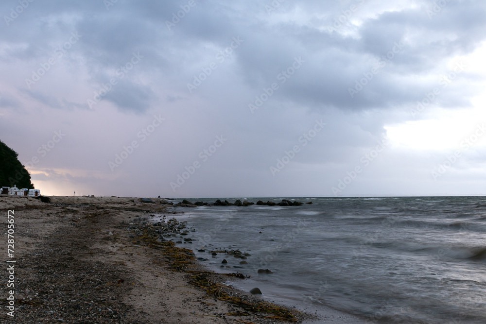 Regen Wolken an der Ostsee am Strand in Dänisch-Nienhof. 