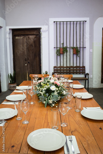 Montaje de boda y decoración floral con gerbeas y rosas  en tonos rosas y verdes