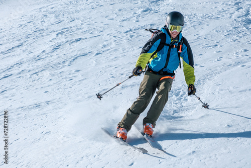 Sciatore alpinista si diverte nella neve fresca