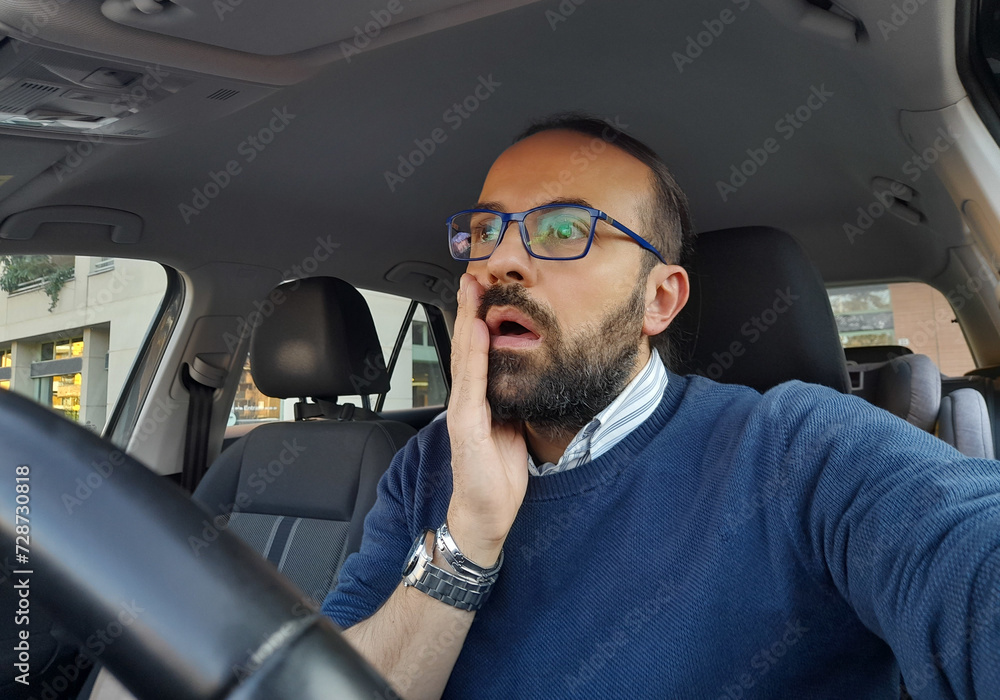 Uomo sexy alla guida della propria automobile in città