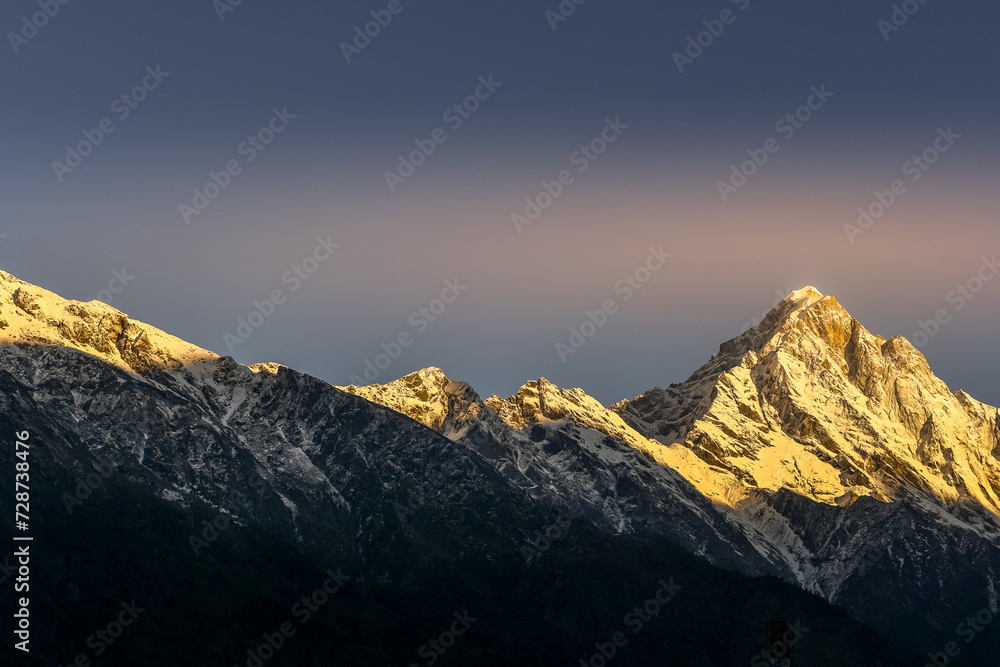 Les montagnes de l'Himalaya pendant le trek au camp de base de l'Everest