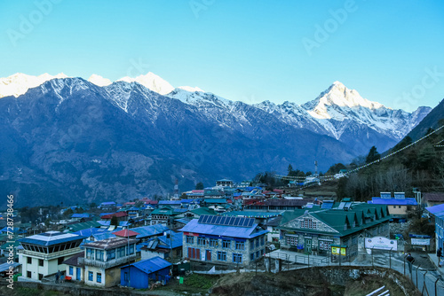 La ville de Lukla au Nepal avec son aéroport et ses montagnes de l'Himalaya