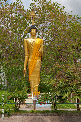 Canvas Print Golden statue of the Standing Buddha in Hat Yai