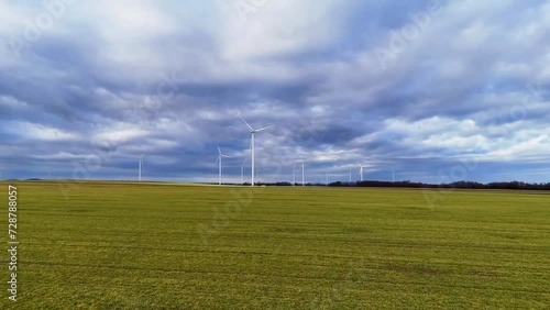 Farma turbin wiatrowych na polu, ekologi, energia odnawialna, zielona energia. photo