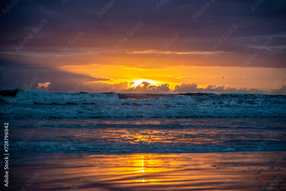 Fototapeta premium The sun setting into the sea