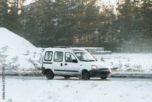 Φωτογραφία A modern car driving on a snowy highway in winter and tires are essential for safety and performance