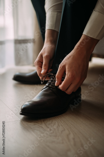 The image shows a persons hand on a shoe 6148.