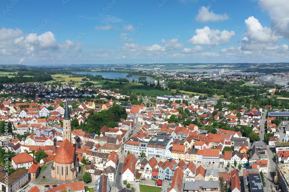 Obraz premium Luftbild von Dingolfing mit Blick auf die historische Altstadt. .Dingolfing, Niederbayern, Bayern, Deutschland.