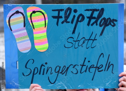 Plakat: "Flipflops statt Springerstiefel"