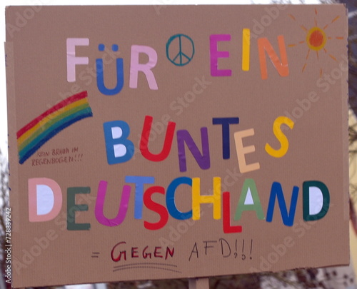 Pappschild: "Für ein  buntes Deutschland"