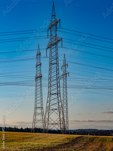 Strommasten einer Überlandleitung © focus finder
