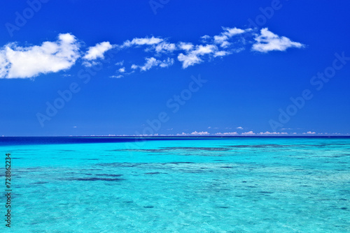 沖縄県鳩間島　瑠璃色の海と夏空 © 雅文 竹澤
