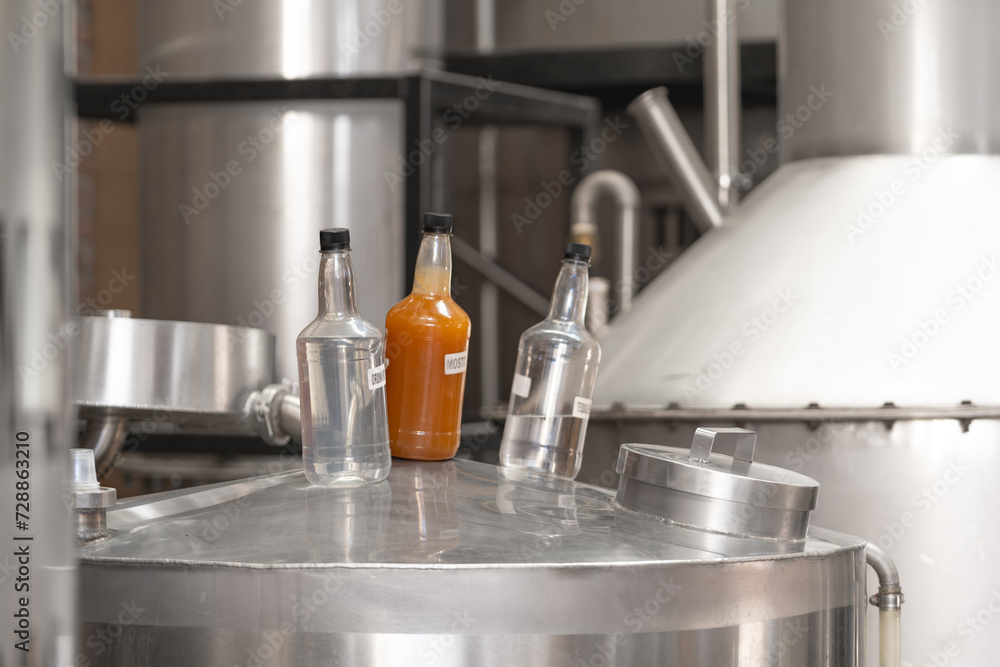 Botellas de muestras de tequila y mosto en una fabrica de tequila en Jalisco.
Botellas de muestras de tequila y mosto en una fabrica de tequila en Jalisco.