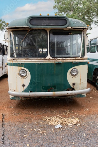 Alter Bus auf einem Abstellplatz