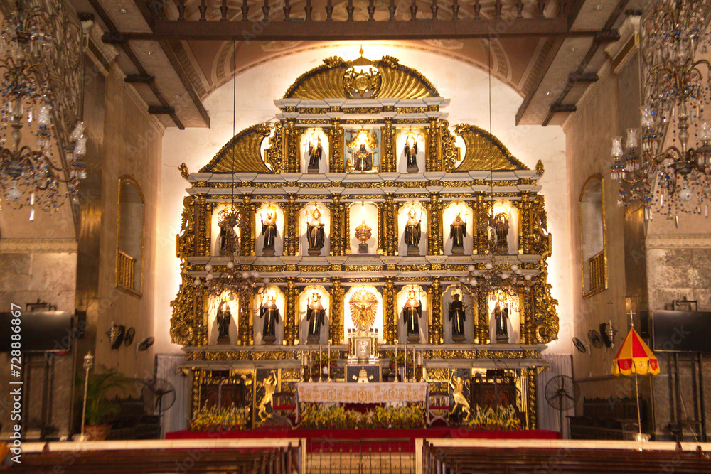 Obraz premium Jesus Christ Crucifixion on Cross and Saint Statues on altar at Basilica Minore del Santo Nino, the oldest church in the Philippines. Built in 1565 by Spanish colonists.