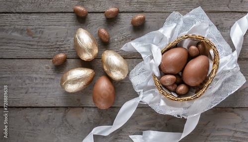 Ovos de páscoa de chocolate grandes e pequenos inteiros. Visão plana. Visão do topo. Fitas photo