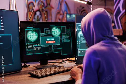 Fotografi Criminal attempting to hack computer system and getting access denied
