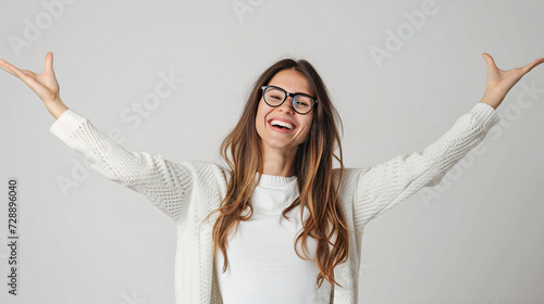 Jeune femme sourit et bras en l'aire