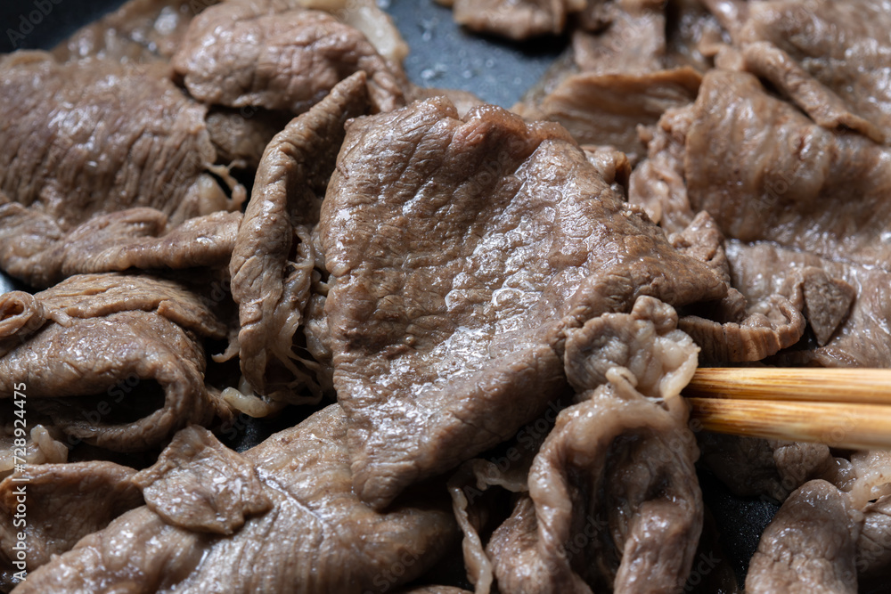 牛肉(ウデ薄切り)をフライパンで炒める調理シーン。 牛肉(ウデ薄切り)をフライパンで炒める調理シーン。