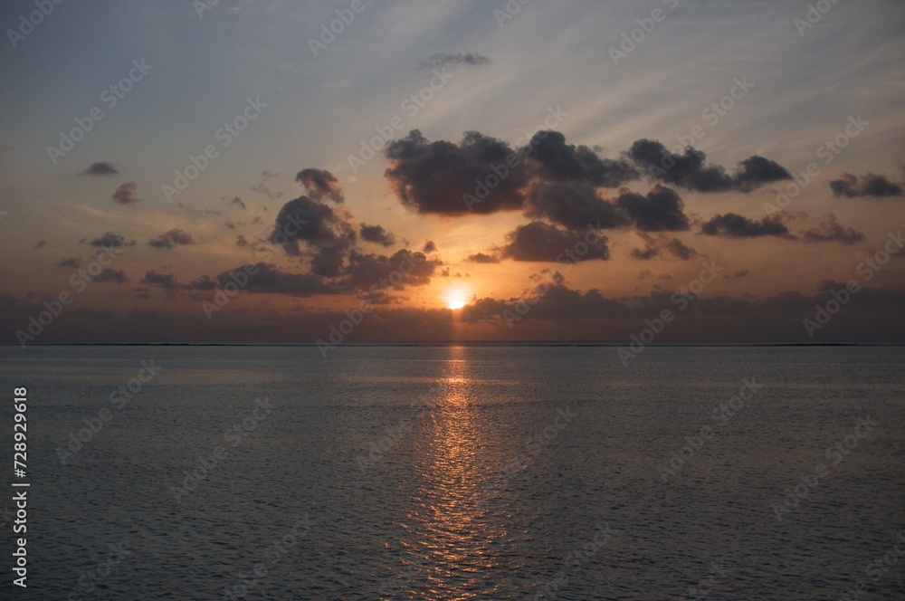 Naklejka premium sunset over the sea