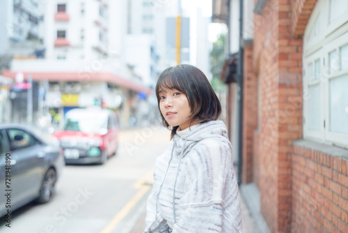 寒い冬に香港の街や公園や海沿いを散歩する20代の中国人女性 Chinese woman in her 20s taking a walk in the streets, parks and seaside in Hong Kong in the cold winter