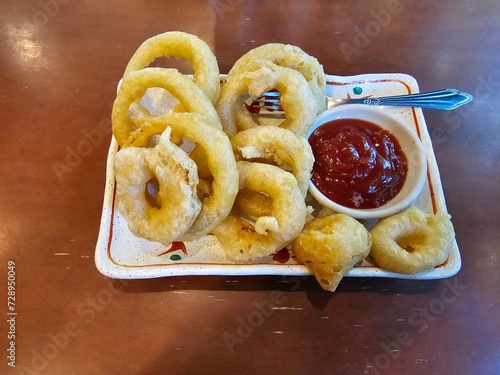 Fried onions with sauce 