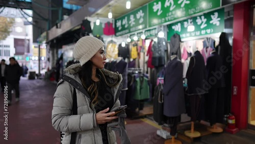 大韓民国ソウルの市場を歩く２０代のフィリピン人女性のスローモーション映像 Slow-motion video of a Filipino woman in her 20s walking in a market in Seoul, South Korea photo