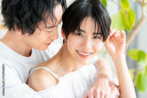 日本人の若いカップルの美容イメージ　顔のクローズアップ