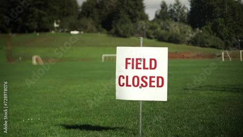 Wallpaper Mural Field Closed sign close up Torontodigital.ca