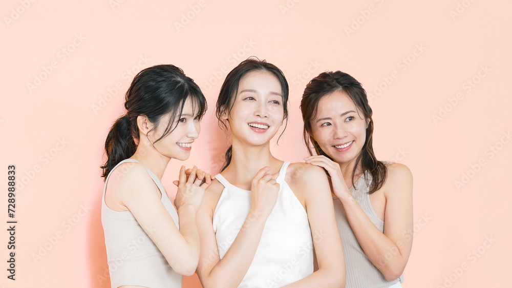ナチュラルカラーの衣装を着たミドル女性グループの美容イメージ スキンケア コスメ ナチュラルカラーの衣装を着たミドル女性グループの美容イメージ スキンケア コスメ