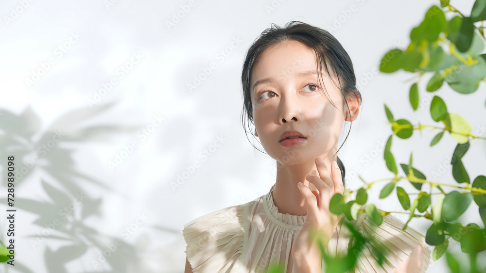 ナチュラルメイクの女性の美容イメージ