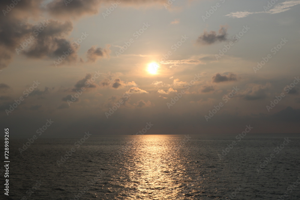 海上の太陽　ミャンマー