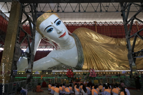 寝釈迦仏　涅槃像チャウタッジーパゴダ ミャンマー　ヤンゴン photo