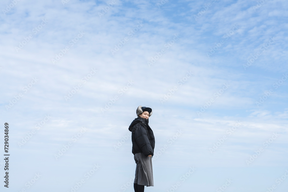 青空と女性