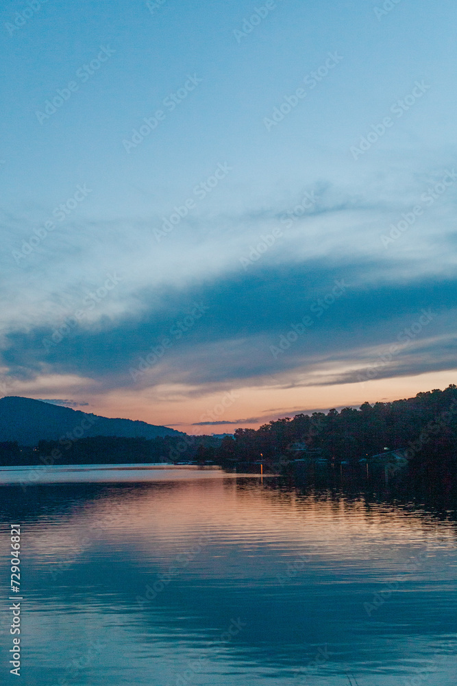 Fototapeta premium Summer sunset on Lake Lanier