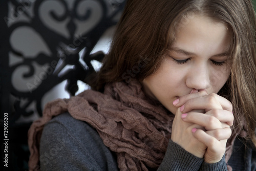 Obraz na płótnie pray young woman w salonie