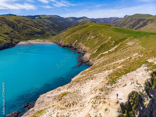 Fotografie aerial panorama of tumbledown bay, banks peninsula near christchurch, canterbury