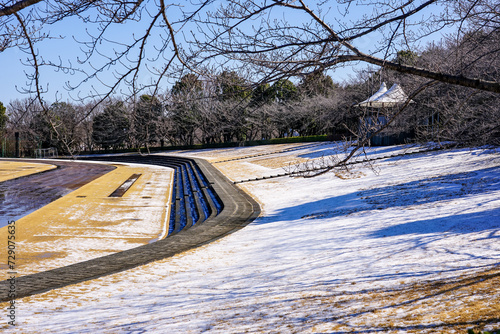 快晴の稲城中央公園　雪に覆われた総合グラウンド（東京都稲城市） photo