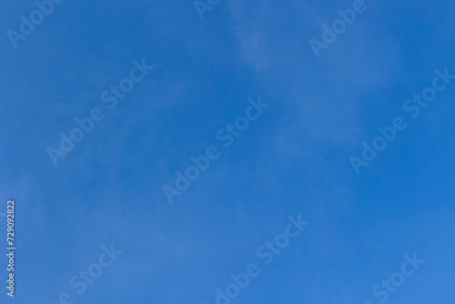 Cielo azul con pocas nubes photo