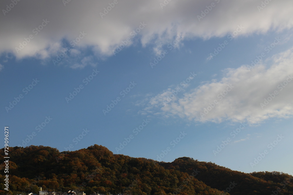 秋の風景　紅葉の山
