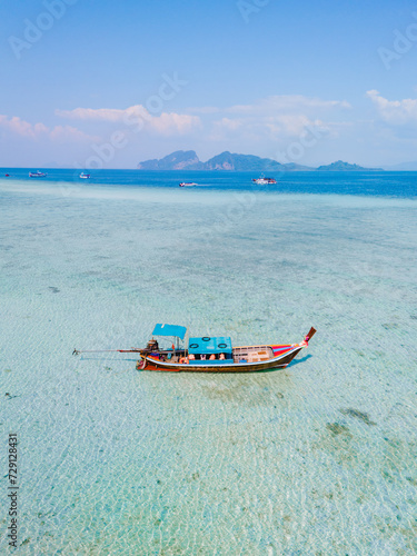 Fototapeta Naklejka Na Ścianę i Meble -  longtail boat in the turqouse colored ocean with clear water at Koh Kradan Thailand