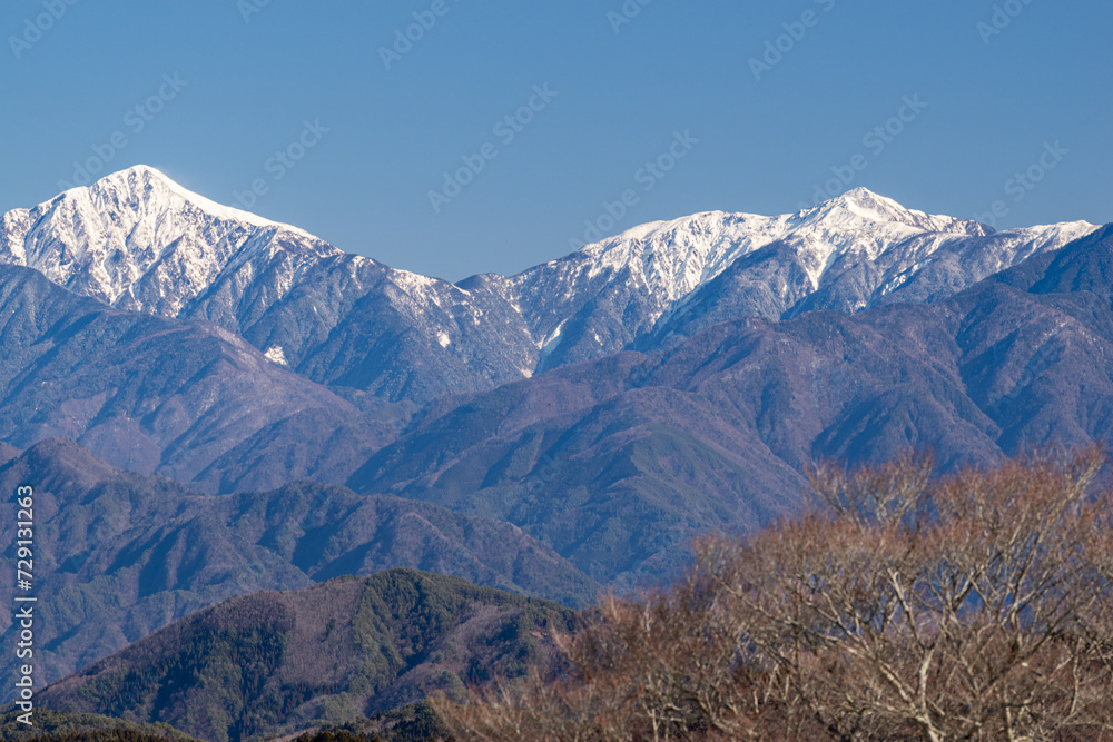 冠雪した南アルプスの山々