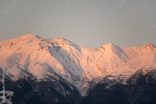 朝日に照らされた冠雪した御嶽山