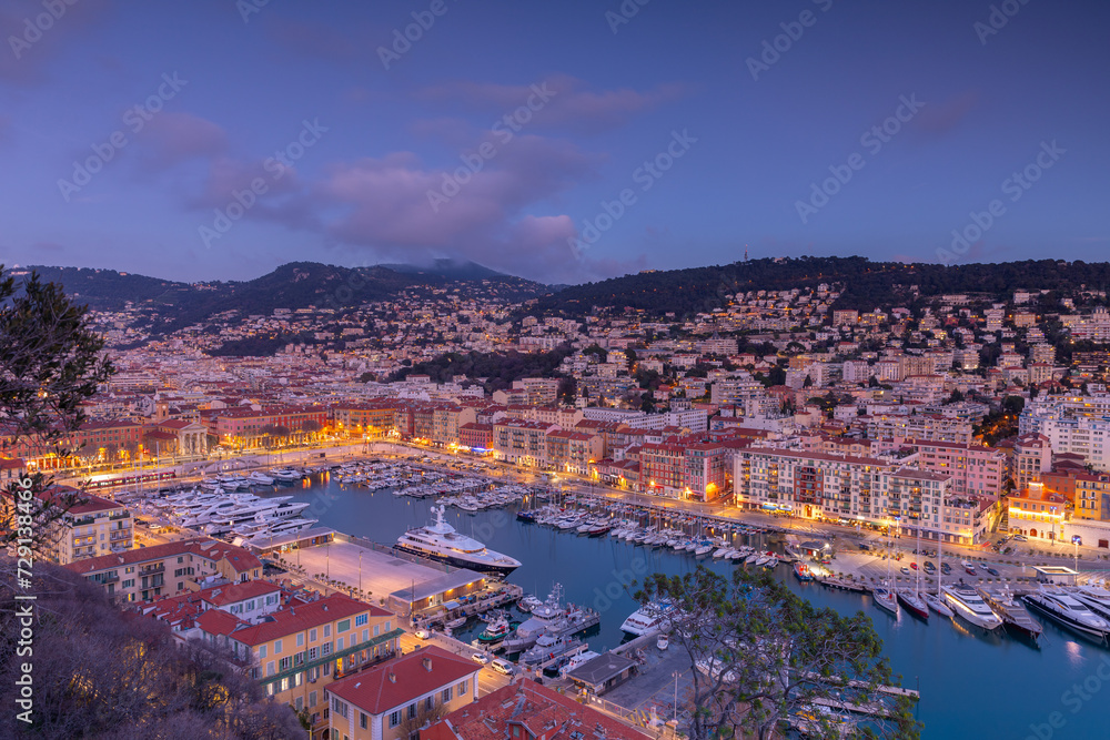 Le Vieux Port de Nice de nuit en France