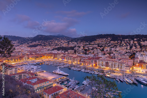 Le Vieux Port de Nice de nuit en France © rochagneux